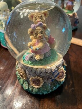 Hand-Painted Teddy Bear Snow Globe with Sunflower Base - Beige, Pink, Blue